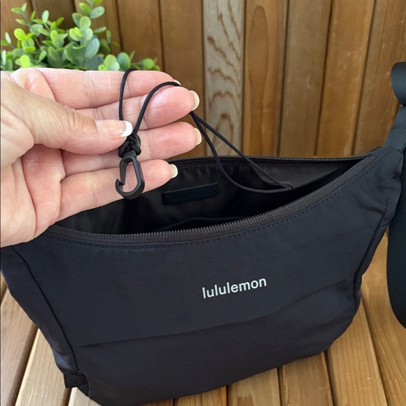 Lululemon Everywhere Belt Bag Black Crossbody Waist Pack 1L - Picture 8 of 12